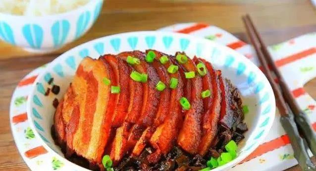 邻居闻香来敲门，梅菜扣肉3招做，软糯下饭全家抢