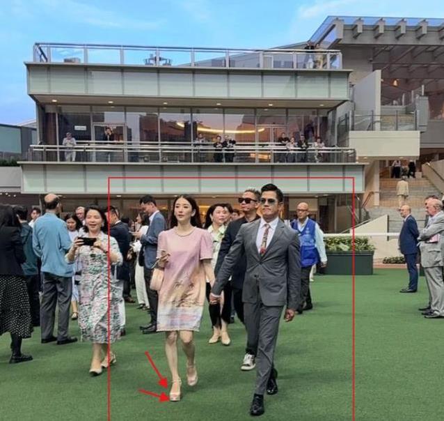 方媛孕肚藏不住了！高跟鞋惊艳马场，网友急了？
