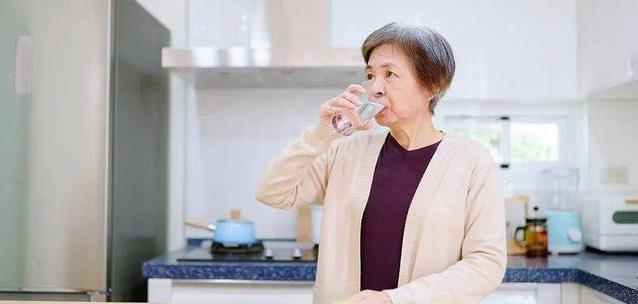 55岁大姐跳舞后猝倒家中，医生揭秘：4个致命错误你还在犯？