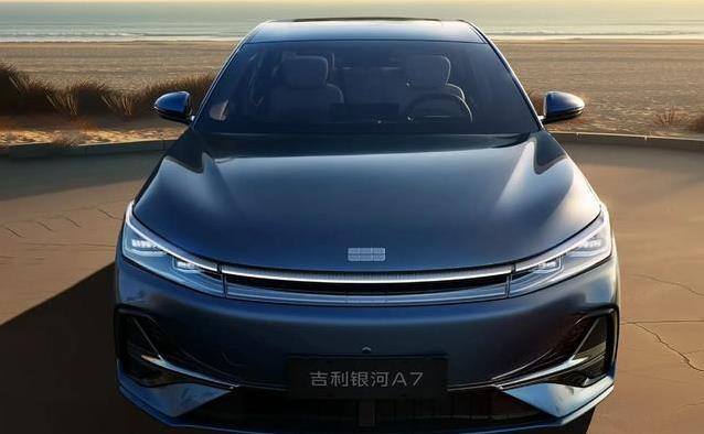 吉利银河A7 EM-i震撼亮相，10万级价格，续航超长能打赢秦L？