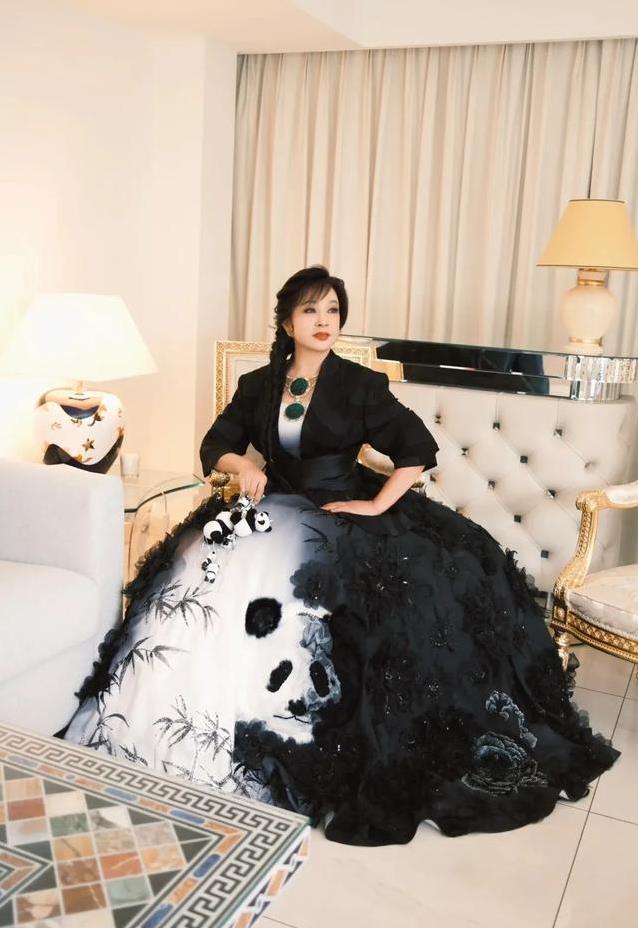 75岁刘晓庆红毯惊艳，拒绝优雅老去，她凭啥这么硬气？