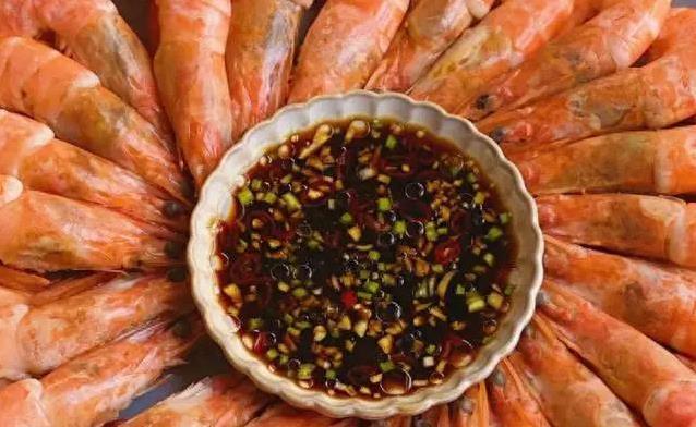 几只虾做出惊艳大菜？白灼做法简单，鲜味全锁住！