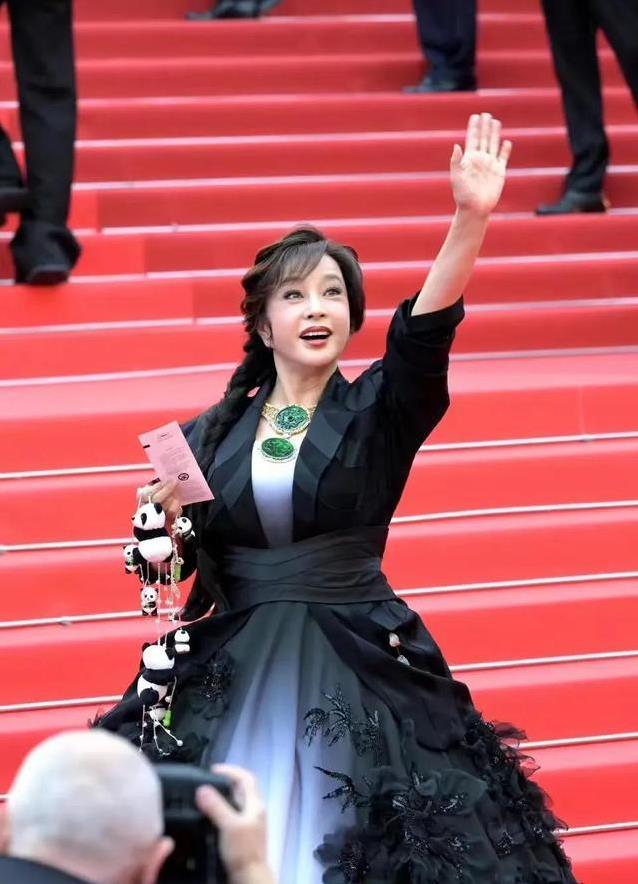 75岁刘晓庆红毯惊艳，拒绝优雅老去，她凭啥这么硬气？