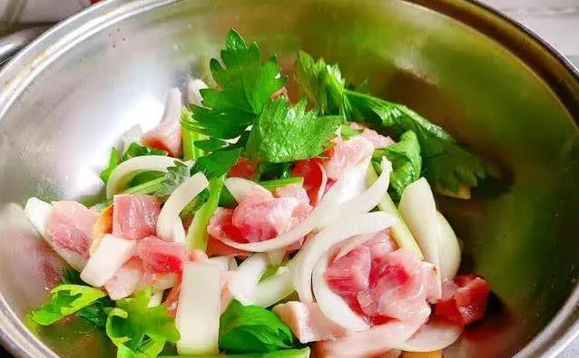 一块肉炒出满屋香，土豆加点这调料，香到邻居敲门问