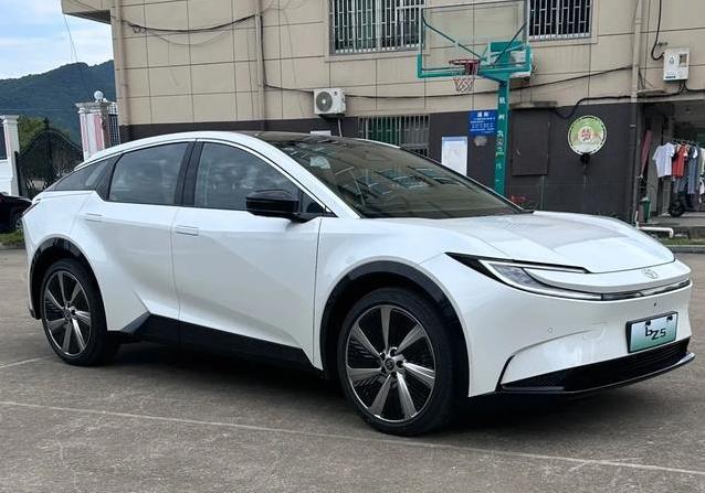 丰田放大招13万纯电SUV，安全智能全拉满，国产车压力大？