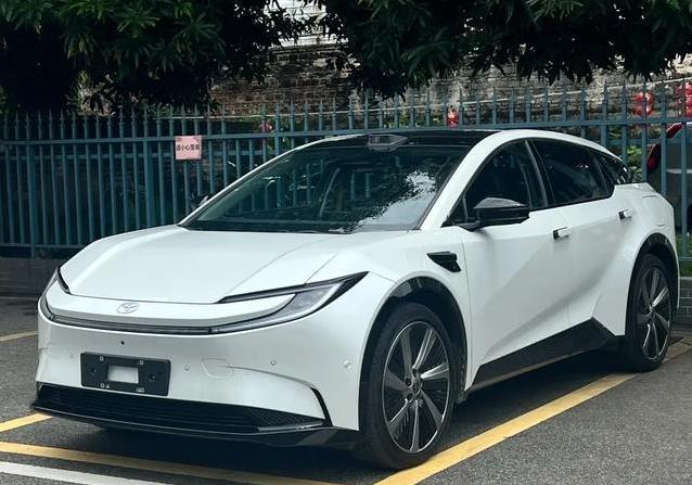 丰田放大招13万纯电SUV，安全智能全拉满，国产车压力大？