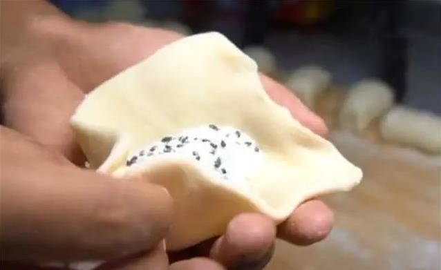 3勺面粉2勺糖，半小时做出酥饼，香甜掉渣你敢试？