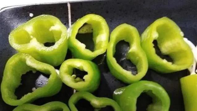 10块钱食材，青椒塞金针菇，简单一炒香翻全家