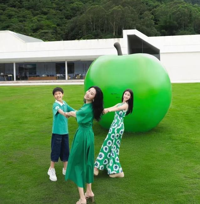 48岁苗圃带儿女拍视频：女儿像极富豪爸，儿子颜值随她惊艳全场