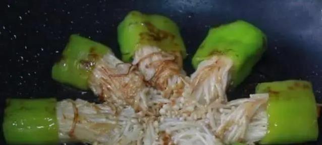 10块钱食材，青椒塞金针菇，简单一炒香翻全家
