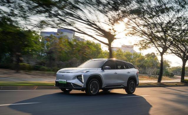 10万买SUV省油神器，吉利银河L7 EM-i月省700元，真香？