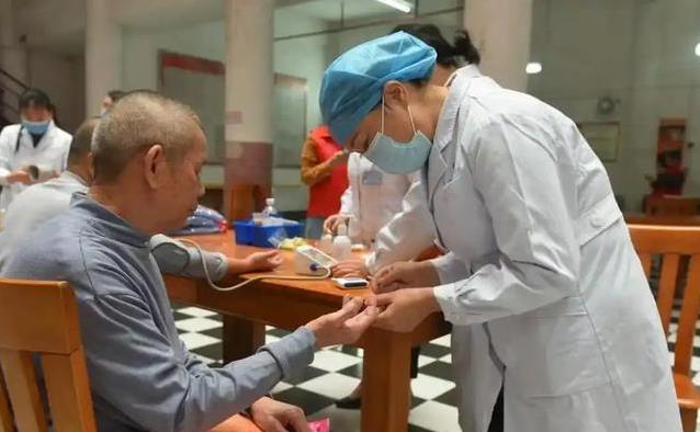 生吃西红柿稳血糖？3种搭配放大效果，真相惊呆你