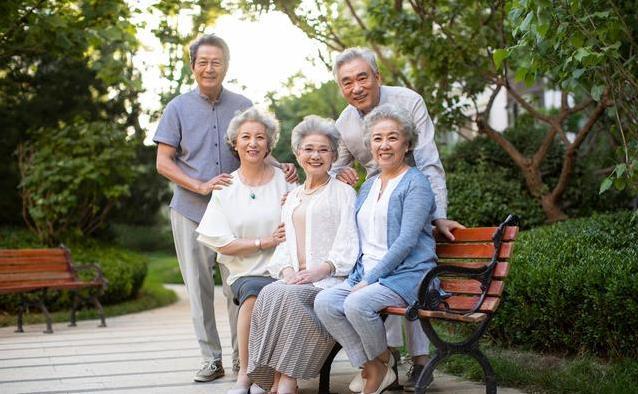 58岁大妈晨练前吃咸菜，血管破裂倒下，4种家常菜要少碰