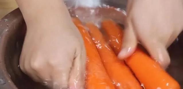 胡萝卜别老炒着吃，3分钟蒸一蒸，香到邻居都来敲门！