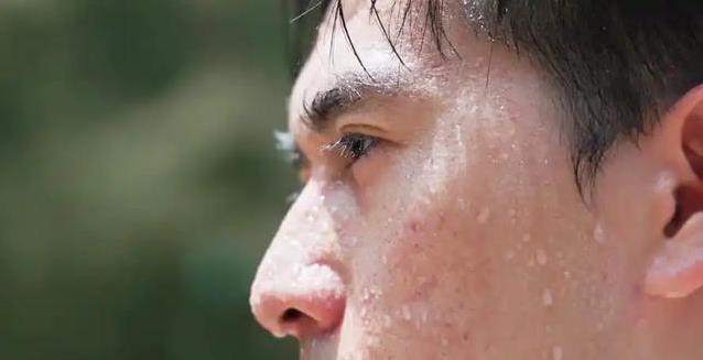 夏天贪嘴吃荔枝，脂肪肝悄悄加重，你还在犯这3个错？