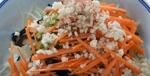 土豆新吃法火了，加1把木耳，3分钟出锅全家抢着吃？