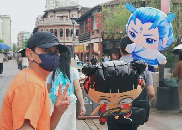 50岁吴奇隆市集被偶遇，生图脸圆皮肤糙，戴婚戒力证婚姻稳固吗