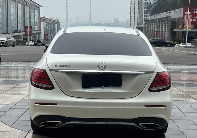 18万买二手奔驰E级，9.9万公里小磕碰多，值不值？