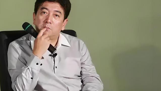 水均益机场亮护照回国，携龙凤胎气质惊艳，七字回应全网沸腾
