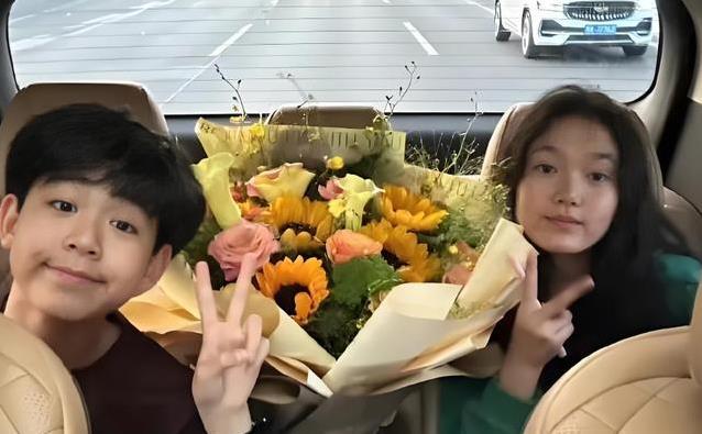 水均益机场亮护照回国，携龙凤胎气质惊艳，七字回应全网沸腾