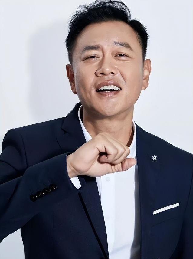 豪车接送却演小配角，他身家亿万为何不争主角？