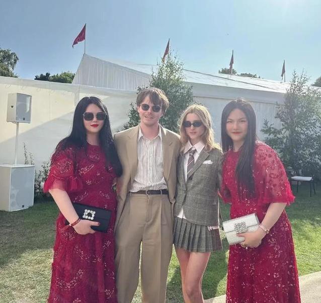 李湘携王诗龄混英国上流派对，华丽礼服抢镜，网友却说像姐妹花