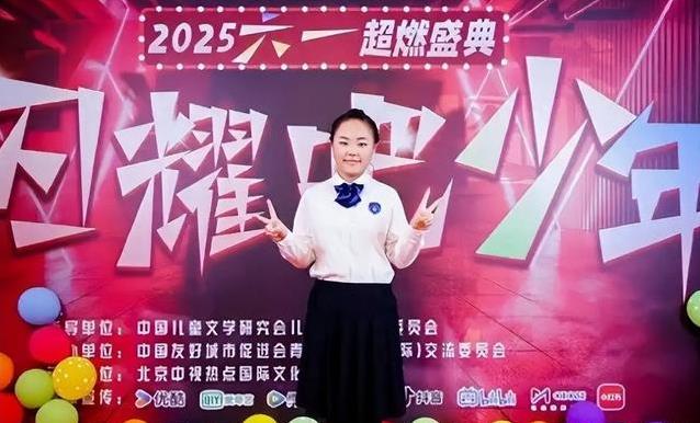 侯震女儿14岁身高超爸，照片火爆全网，未来会进德云社？