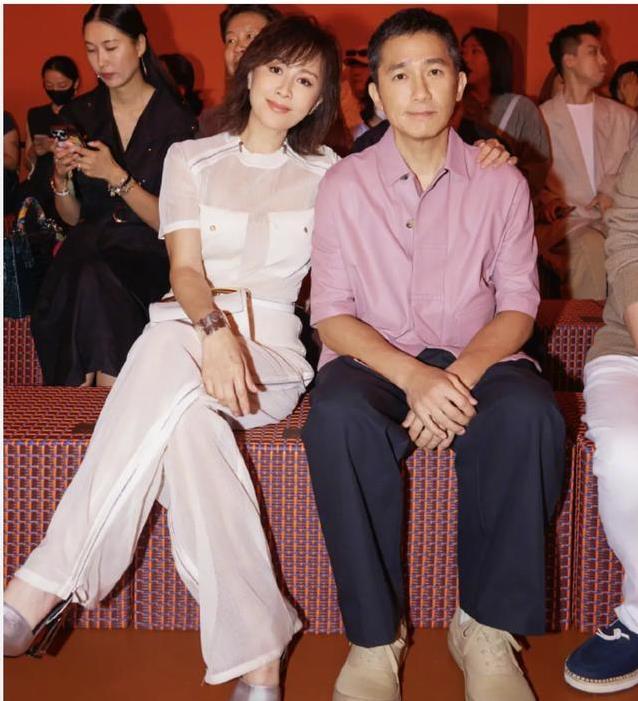 梁朝伟上海社恐跟老婆节奏，刘嘉玲牵手逛外滩，感情甜到爆？
