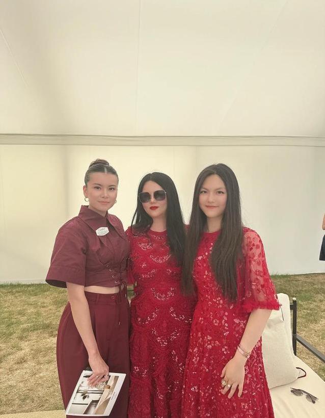 李湘携王诗龄混英国上流派对，华丽礼服抢镜，网友却说像姐妹花