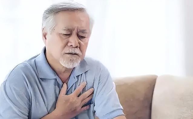 胸口闷了三天人没了?心脏病信号别忽视,4个症状要命!_新闻看看