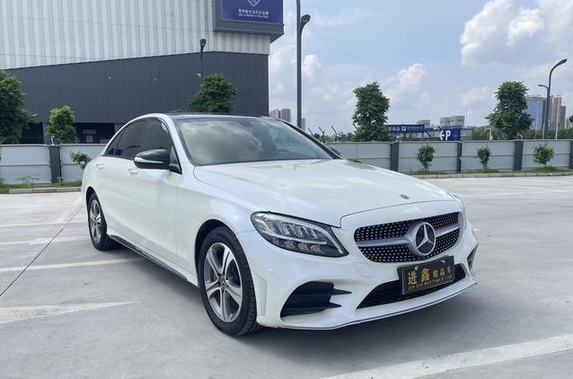 15万入手豪车梦，红色奔驰C260L值不值？车况揭秘