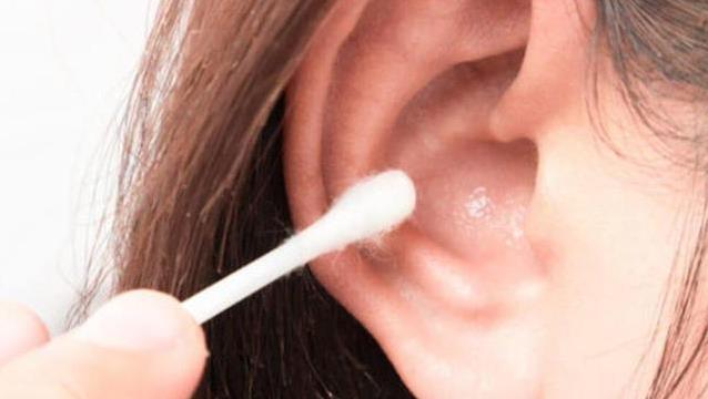 油耳朵让你嫌弃？医生揭秘：它比干耳朵强5大优势！