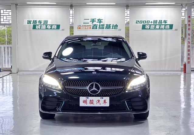 绿色奔驰C级仅跑2.5万公里，车况如新，17.5万值不值？