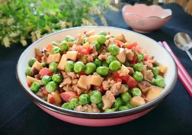 豌豆炒肉末香翻天，5分钟学会，家人都抢着吃