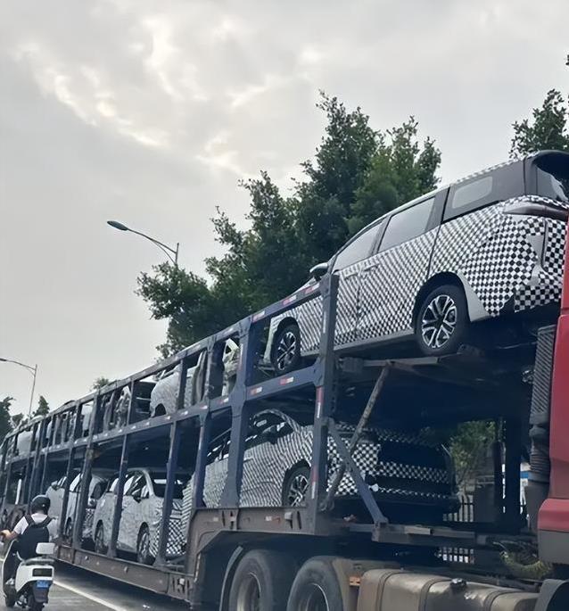 五菱新MPV谍照流出侧滑门抢眼，新能源加持，价格能香到爆？