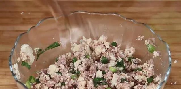 青椒塞满肉馅，简单一蒸秒变下饭神器，你家也能做大厨菜