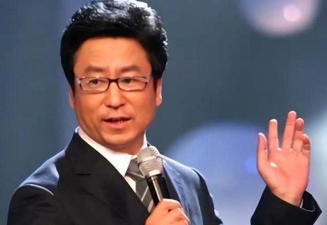 白岩松56岁满头白发,曾想一了百了,妻子5年陪他走出绝境_新闻看看