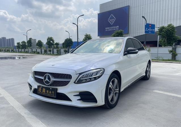 15万入手豪车梦，红色奔驰C260L值不值？车况揭秘