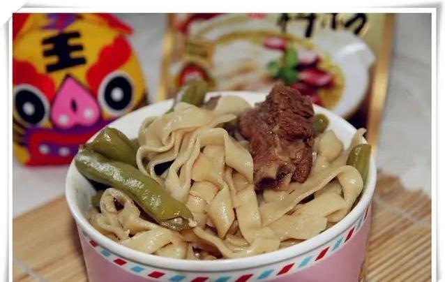 闺女抢着吃的手擀焖面，排骨豆角一锅出，香到邻居都敲门
