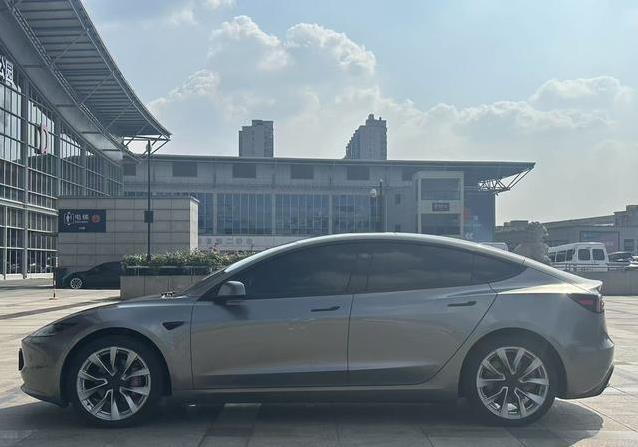 17.98万入手准新Model 3，1.9万公里省5万，真香还是有坑？