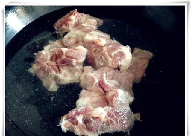 闺女抢着吃的手擀焖面，排骨豆角一锅出，香到邻居都敲门