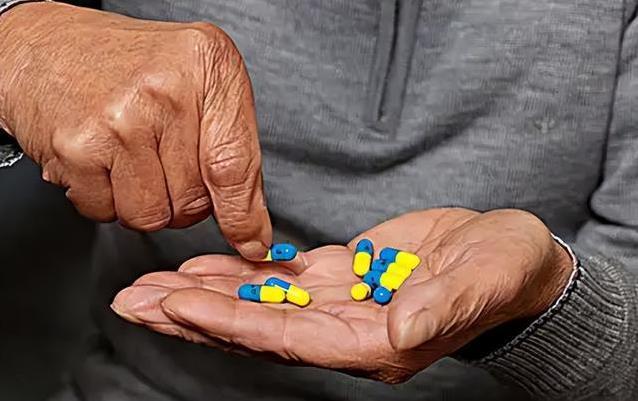 确诊脑梗后坚持3件事，80岁老人活得硬朗，你猜是啥？