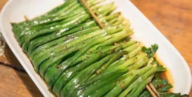 紫根韭菜香翻天，白根甜脆咋选？菜农揭秘真相！