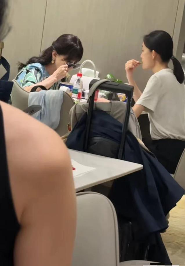 72岁赵雅芝机场吃泡面，瘦得像纸片人，拼劲为何这么猛？