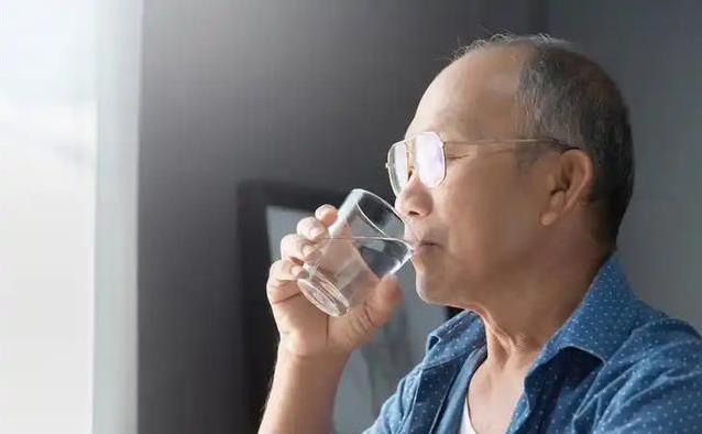 夏天运动出汗后冲冷水澡？心脏扛不住，医生揭秘4个致命误区