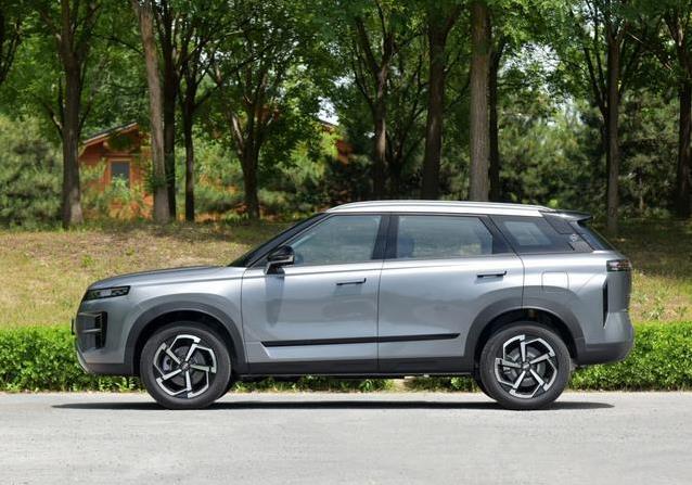 8万买大空间SUV，瑞虎7新款配置爆棚，哪个型号最值？