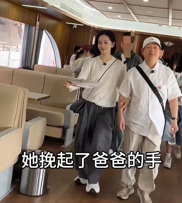 谢娜回四川陪爸妈游乐山，手拉手逛街好温馨，她咋这么孝顺？