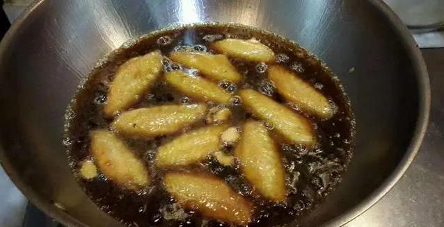 鸡翅吃腻红烧味？加瓶可乐变神菜，香甜嫩滑馋哭人