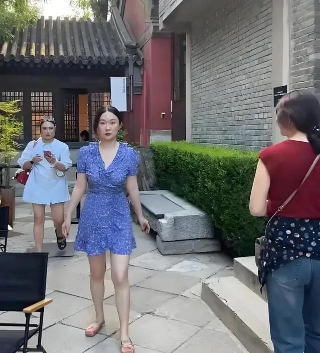 霍思燕四合院偶遇，110斤身材超匀称，发缝痣却抢镜