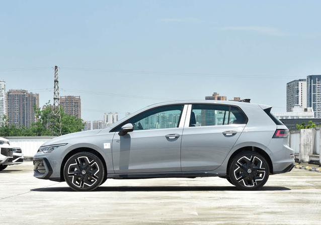 2025高尔夫12.99万开卖，全新1.5T动力炸街，外观却更拉风？